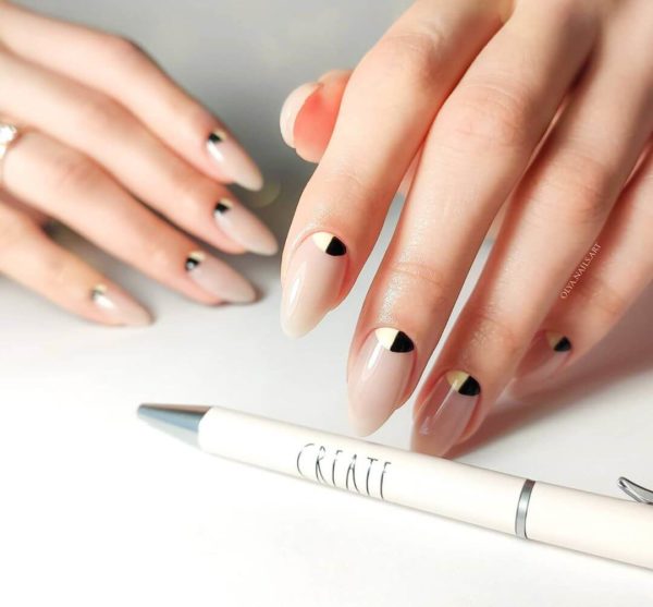 Нежный лунный маникюр