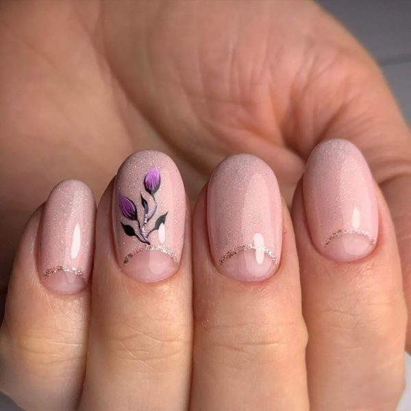 Нежно-розовый лунный маникюр