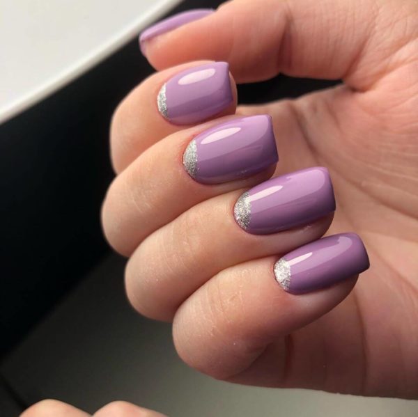 Розовый лунный маникюр