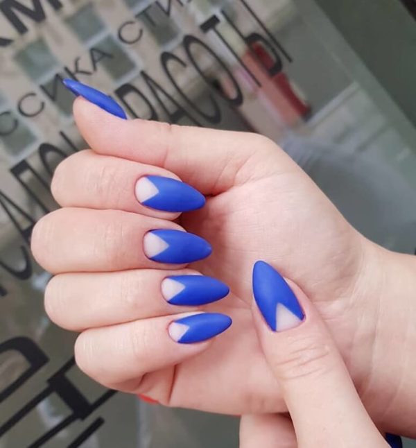 Синий лунный маникюр