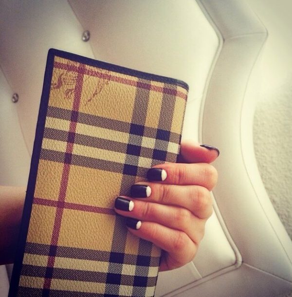 Лунный маникюр в черно-белом цвете