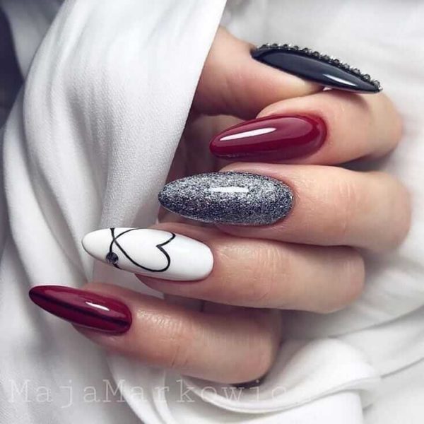 Маникюр на длинные ногти с блестками