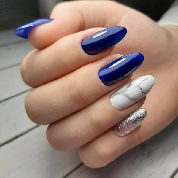 Маникюр с блестками и мрамором