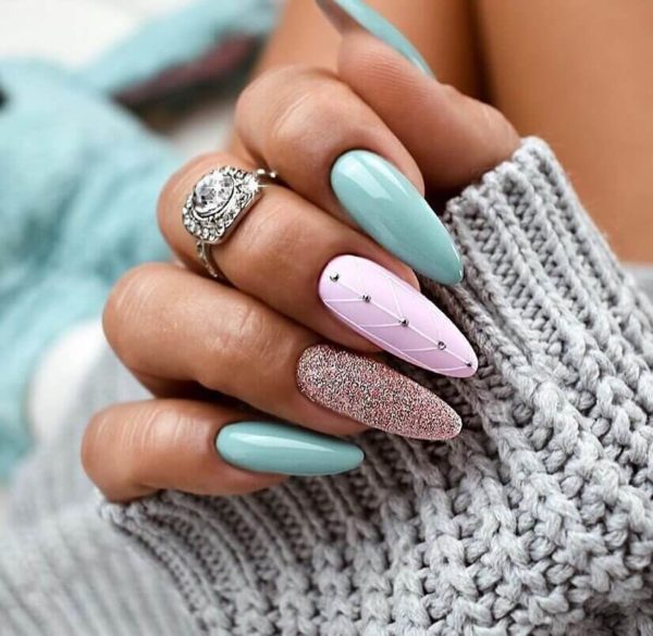 Мятный маникюр с блестками