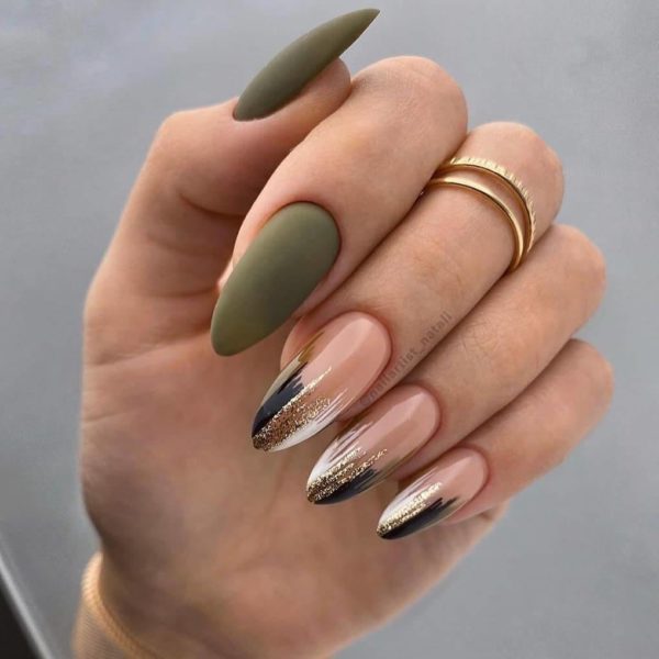 Зеленый маникюр с блестками