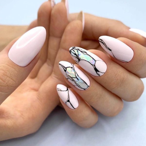 Маникюр с блестками и узором