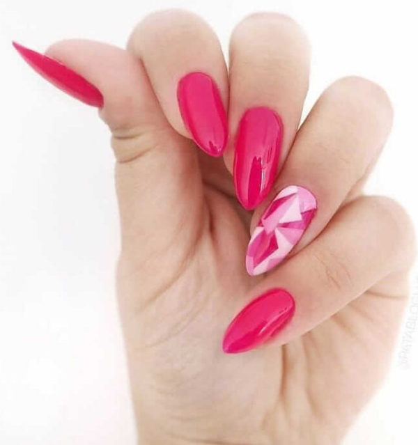 Ярко-розовый маникюр с орнаментом