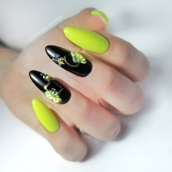 Черно-желтый маникюр со стразами