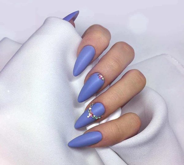 Голубой маникюр со стразами