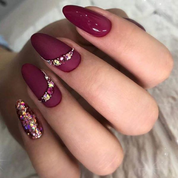 Красный маникюр со стразами