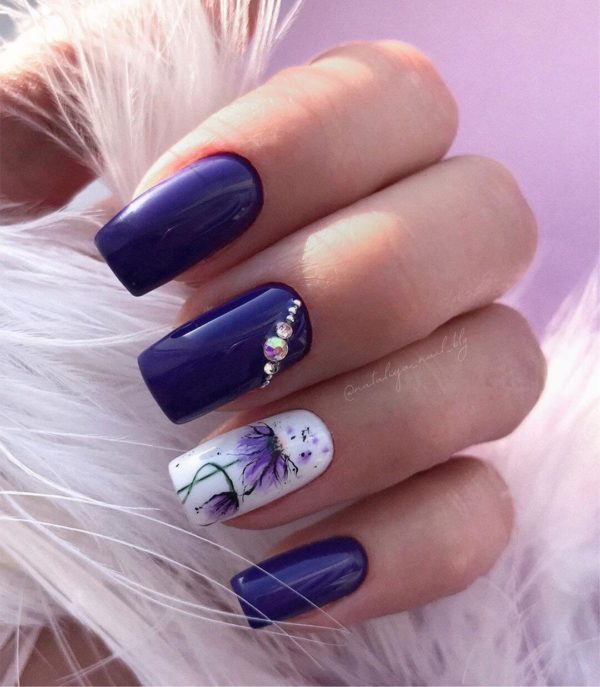 Синий маникюр со стразами