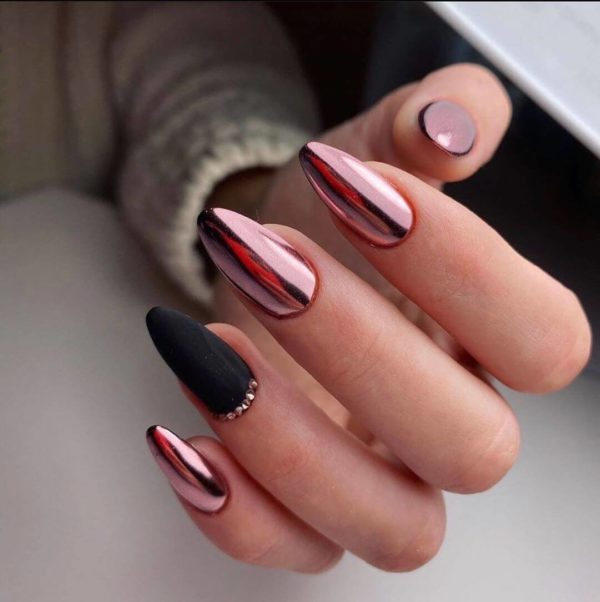 Маникюр со стразами втиркой