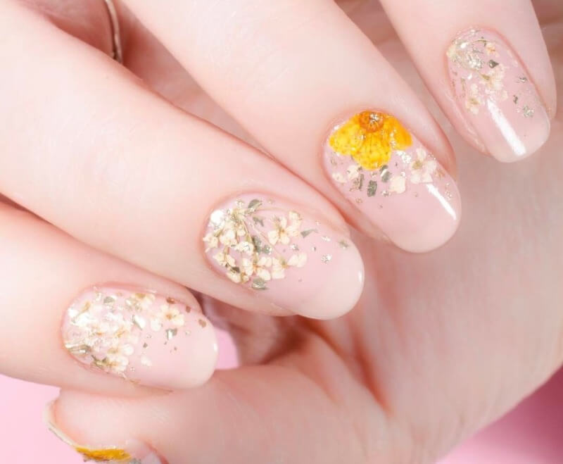 Телесный маникюр на коротких ногтях