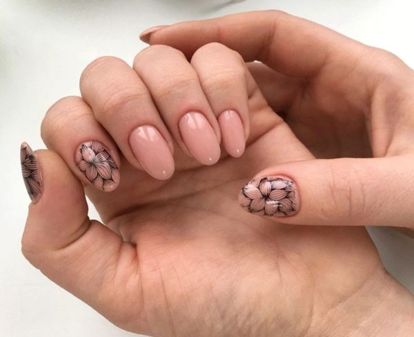 Маникюр с черными цветами