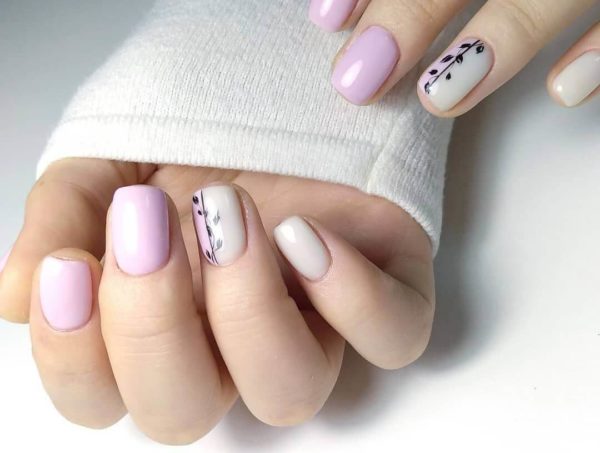 Розовый маникюр с черными цветами