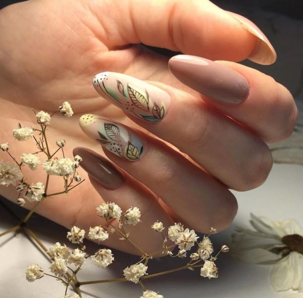 Бежевый маникюр с цветами на длинные ногти
