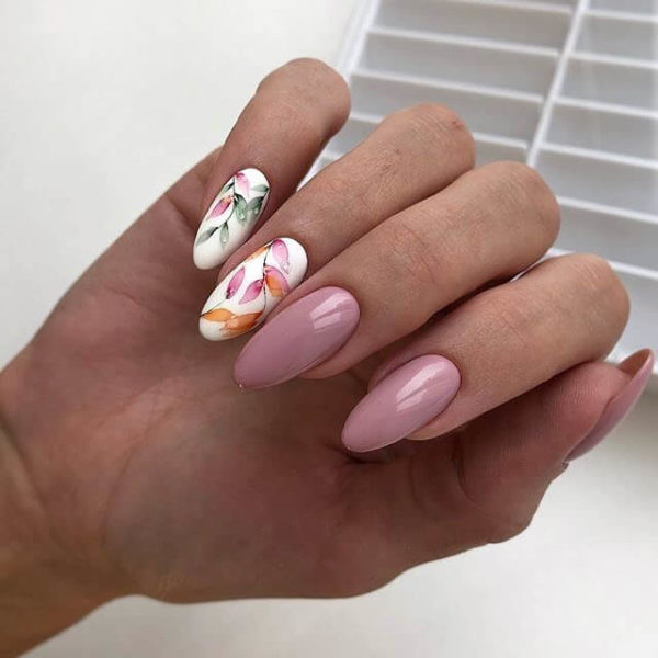 Бежевый маникюр с цветами