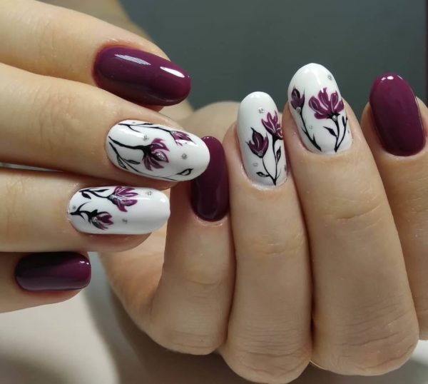Бордовый маникюр с цветами
