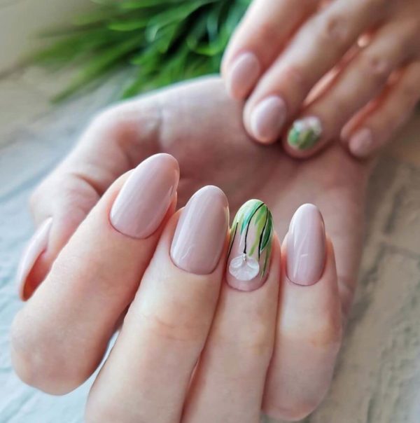 Маникюр с цветами калла