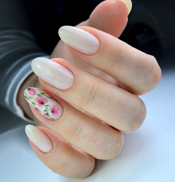 Молочный маникюр с цветами