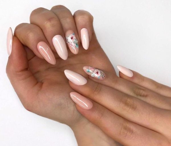 Нежный маникюр с цветами