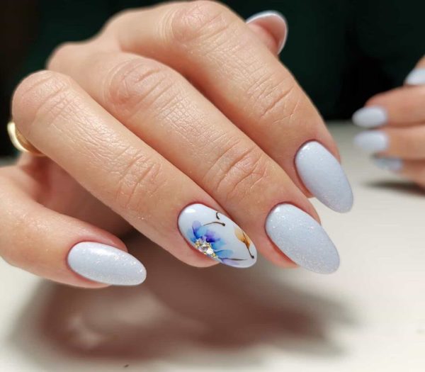 Нежно-голубой маникюр с цветами