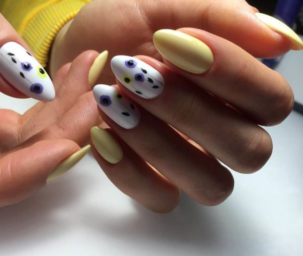Желтый маникюр с цветами