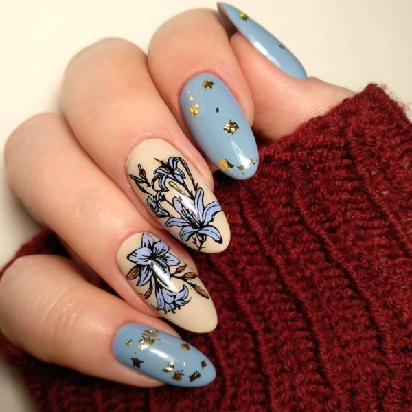 Маникюр с цветами и росписью