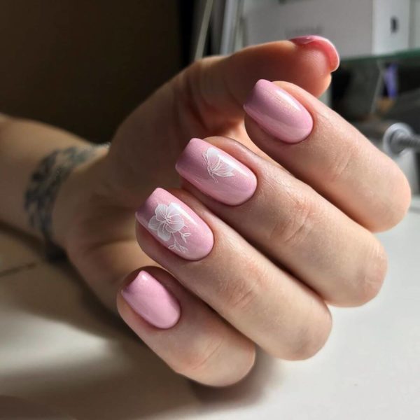 Розовый маникюр с цветами