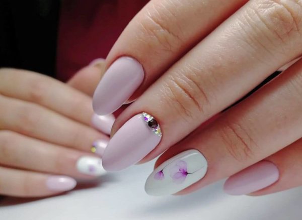 Маникюр с цветами и камнем