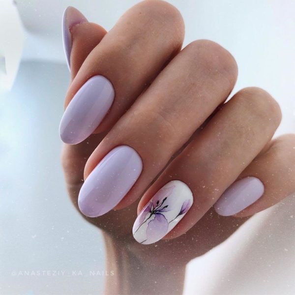 Сиреневый маникюр с цветами