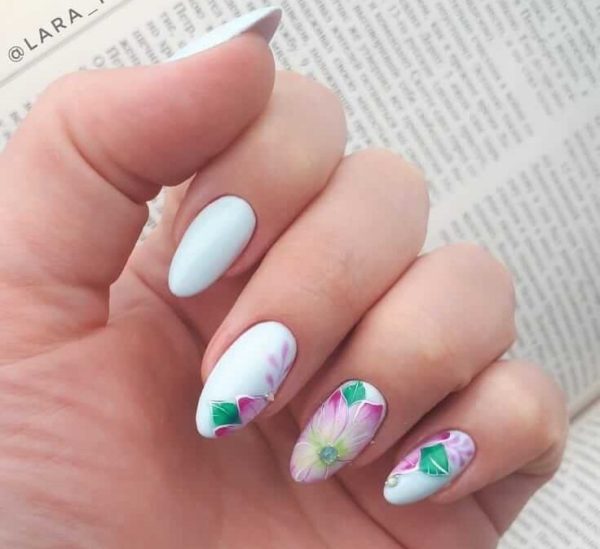 Голубой маникюр с цветами