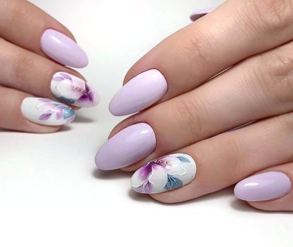 Светло-лавандовый маникюр с цветами