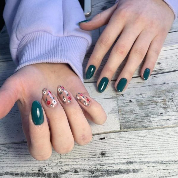 Темно-зеленый маникюр с цветами