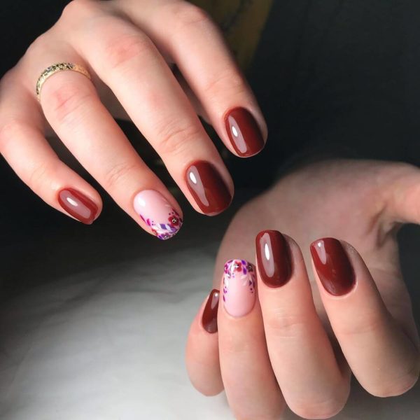 Бордовый маникюр с цветами на короткие ногти