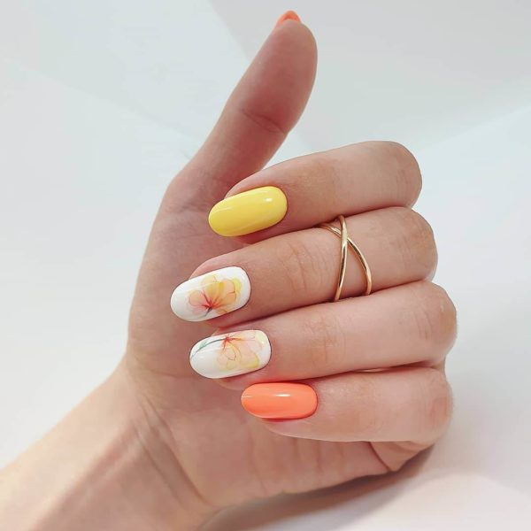 Желто-оранжевый маникюр с цветами