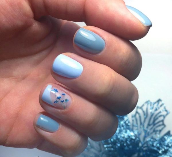 Голубой маникюр с цветами на короткие ногти