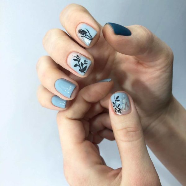 Голубой с синим маникюр с цветами