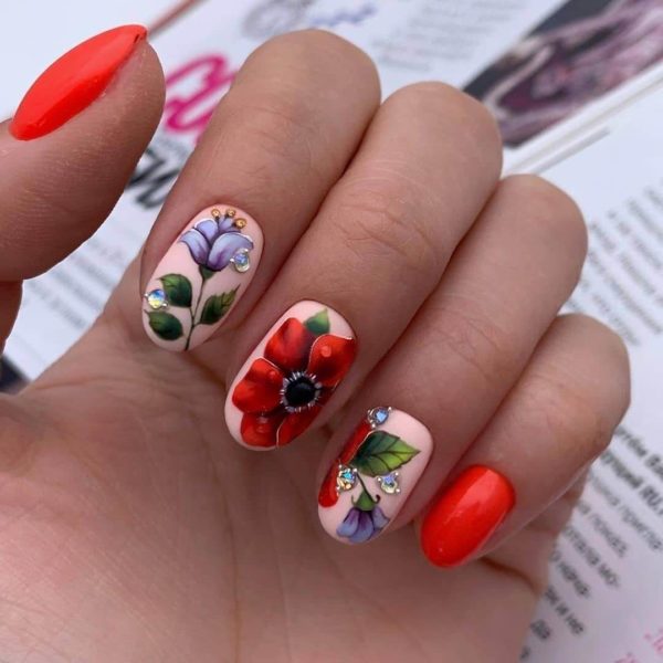 Красный маникюр с цветами