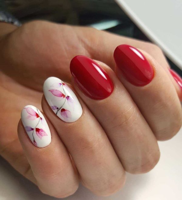 Красно-белый маникюр с цветами