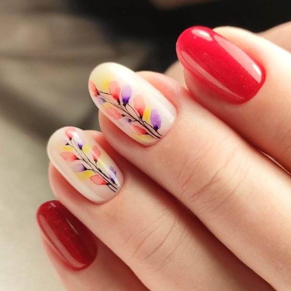 Молочный с красным маникюр с цветами