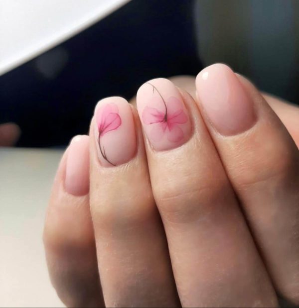 Нюдовый маникюр с цветами