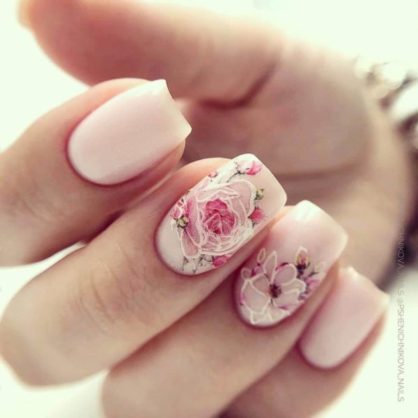 Маникюр с цветами роза