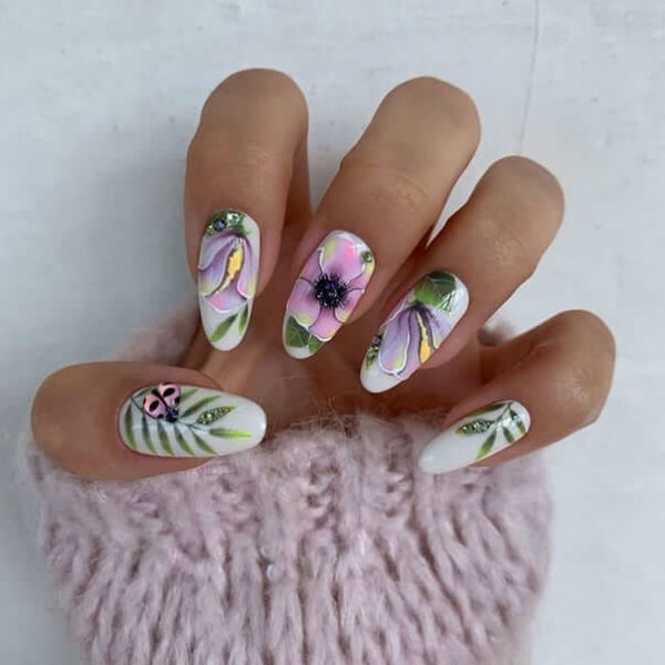 Маникюр с крупными цветами