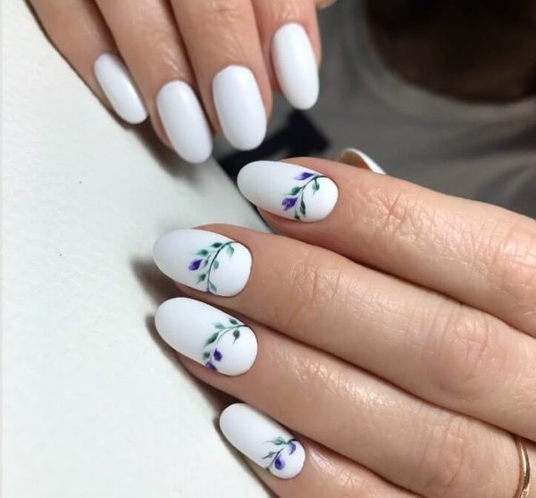 Белый маникюр с мелкими цветами