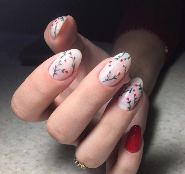 Маникюр с мелкими цветами