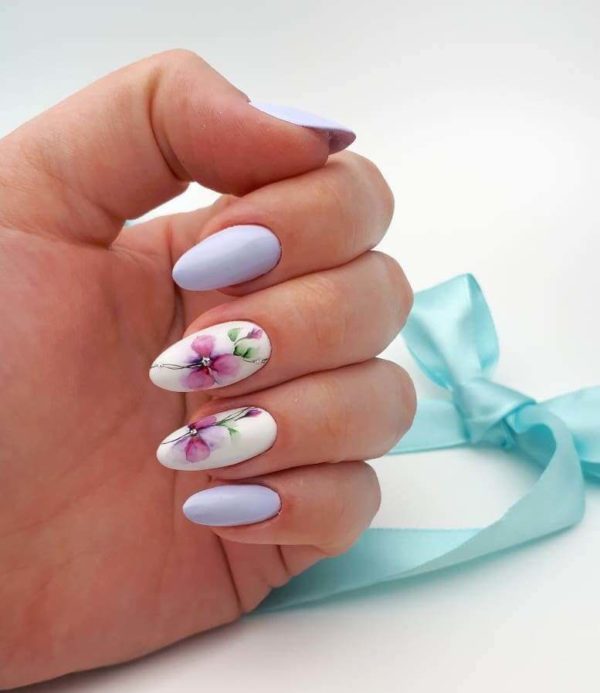 Маникюр с розовыми цветами
