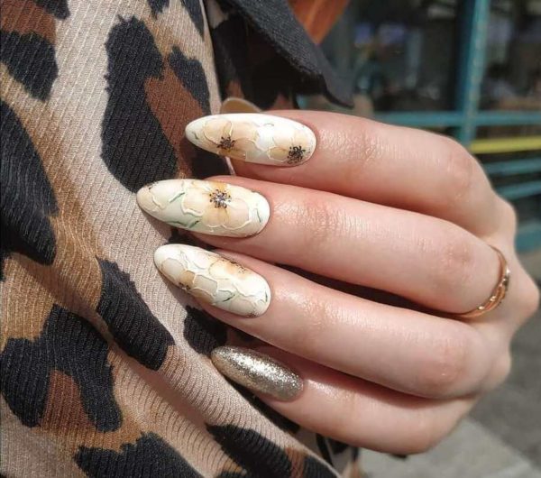 Бежевый маникюр с цветами