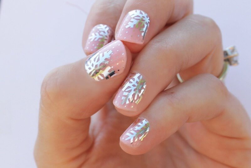 Зимний маникюр на прозрачных ногтях