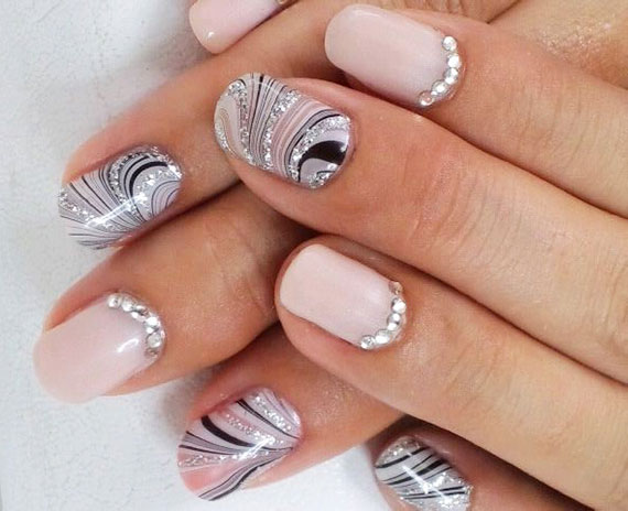 Маникюр на свадьбу со стразами